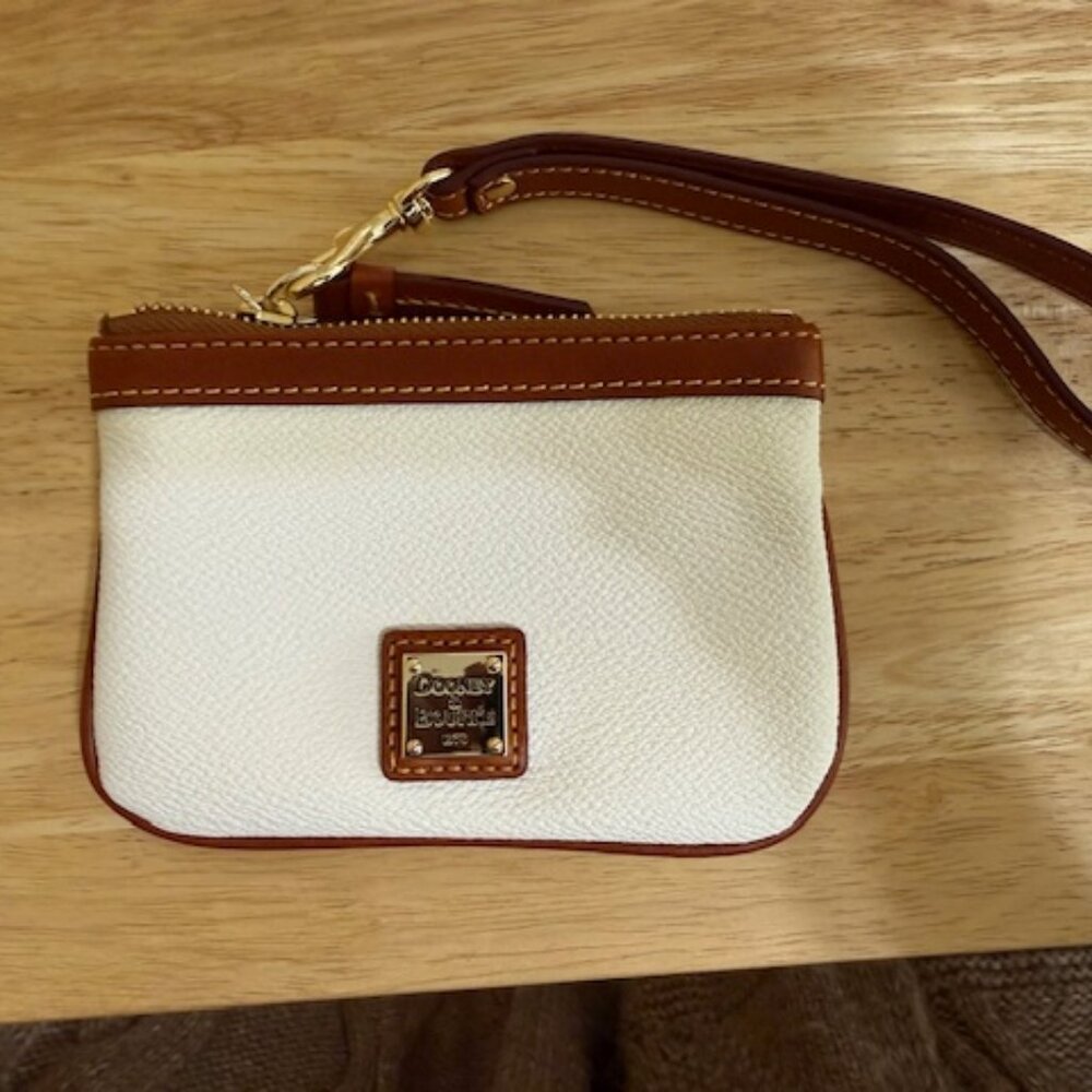 NWT Dooney & Bourke White Pebble Grain Leather Wristlet w/Key Chain